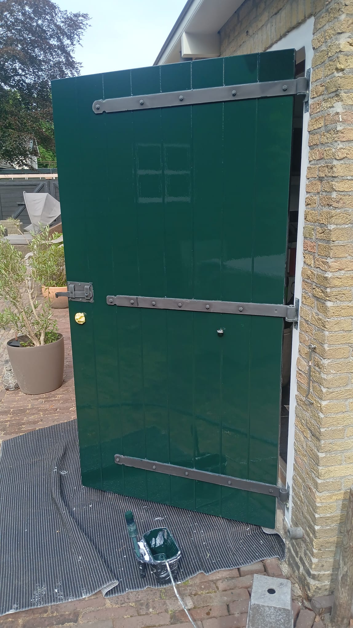 Deur strak afgeschilderd